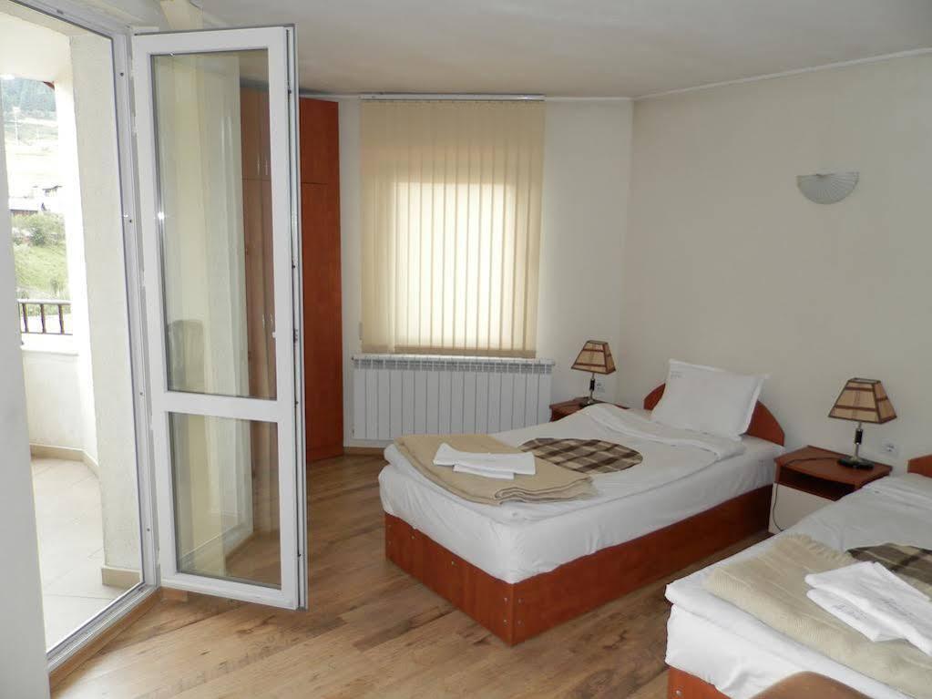Family Hotel Daisy Borino Exteriör bild